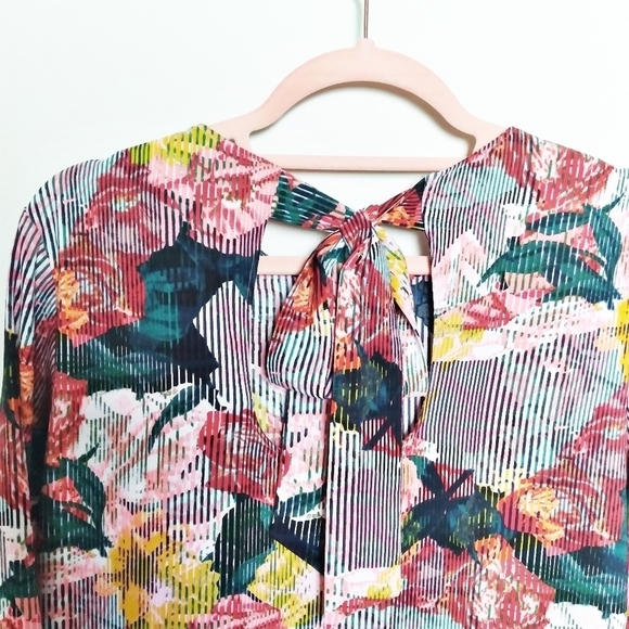Halogen Multicolored Floral Print Bell Sleeve Tie Back Tunic Top Size Small - Picture 8 of 10